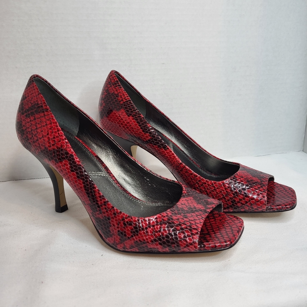 Tahari riddle snake print Feminine Dopamine peep toe red and black pumps
